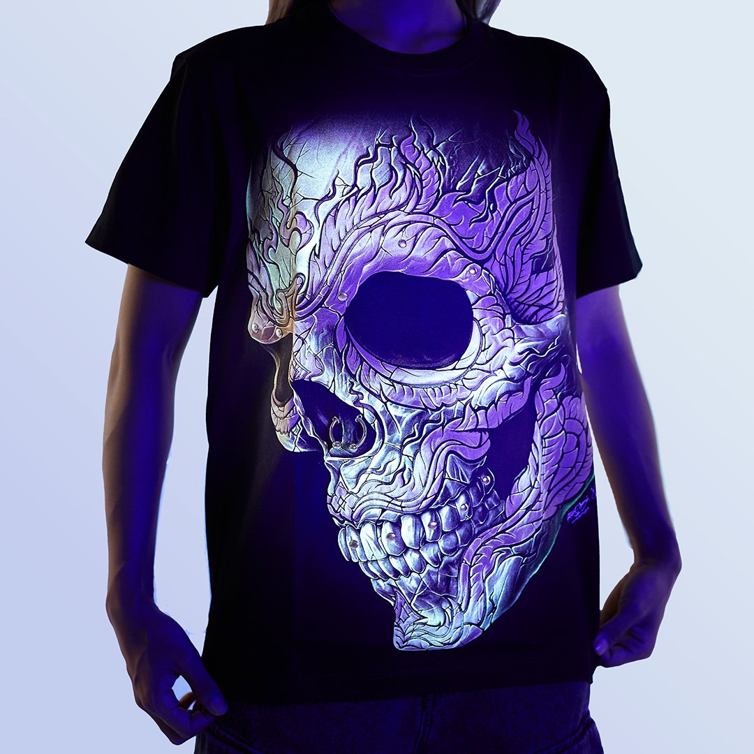 T-Shirt - Totenkopf mit Piercing und Zahnnieten